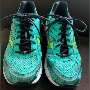 Mizuno women’s running sneakers sz 10